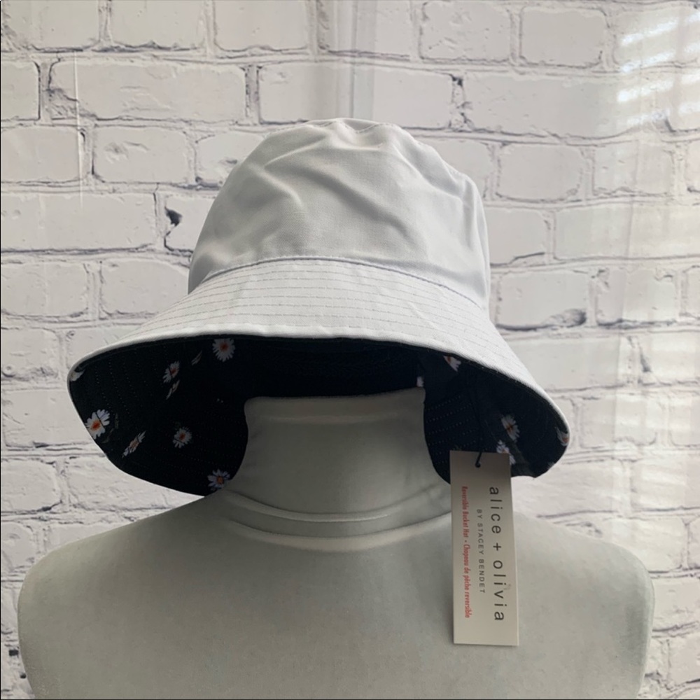Alice + Olivia reversible bucket hat. Daisy print. NWT - Picture 4 of 10